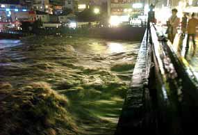 欄干のところまで水位がきている鴨川の様子